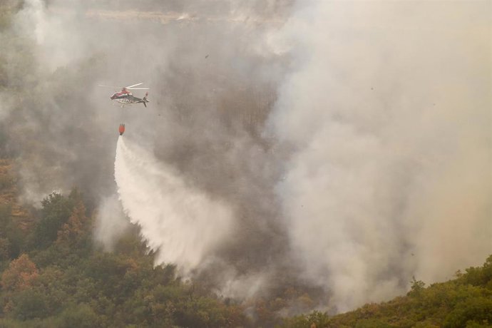 Un hidroavión trabaja en las tareas de extinción del incendio forestal, a 24 de agosto de 2025, en La Baña, Encinedo, La Cabrera, León, Castilla y León (España)