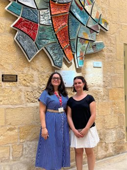 Joanne Attard Mallia, directora del Valletta Design Cluster, junto a Iris Jugo durante la visita al espacio creativo de la capital maltesa