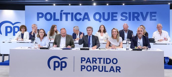 Archivo - La Vicesecretaria general de Regeneración Institucional del Partido Popular, cuca Gamarra, el secretario general del PP, Miguel Tellado, y  presidente del Partido Popular, Alberto Núñez Feijóo, preside la reunión del Comité Ejecutivo Nacional de