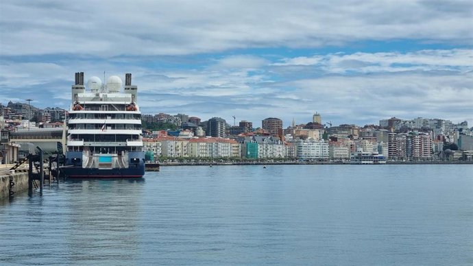 Archivo - Un crucero en el Puerto de Santander 