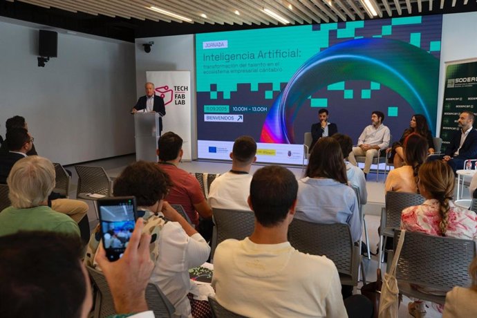 El consejero Eduardo Arasti presenta el programa de formación en IA aplicada a áreas de negocio diseñado por SODERCAN para emprendedores y empresas innovadoras