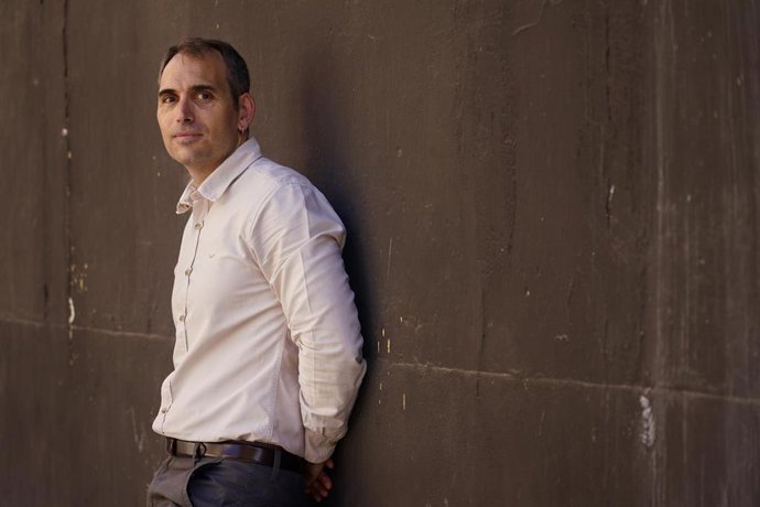 Archivo - El coordinador de IU Andalucía y diputado de Sumar en el Congreso, Toni Valero, posa para la entrevista con Europa Press.