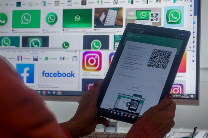 Archivo - Una persona utilizando WhatsApp 