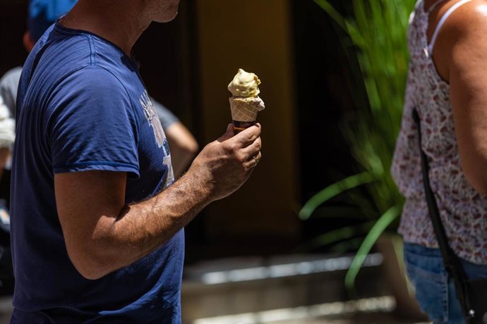 Archivo - Un hombre come un helado, en una imagen de archivo en Baleares