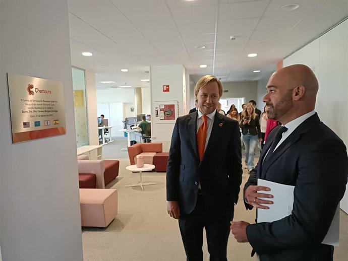 El concejal de Urbanismo del Ayuntamiento gijonés, Jesús Martínez Salvador, junto al líder de Chemours en España, José Olay, en el décimo aniversario de la compañía, en sus instalaciones de Gijón.