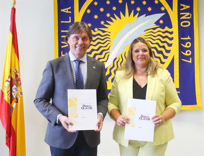 El rector de la UPO, Francisco Oliva, y la presidenta de la Asociación de Mujeres Empresarias Hispalenses, Vanessa Muñoz, firman un convenio para la creación de la Cátedra de la Mujer.