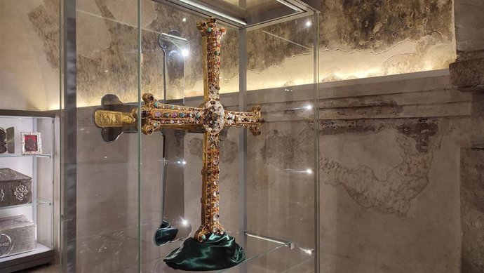 Archivo - Cruz de la victoria en la Cámara Santa de la Catedral de Oviedo.