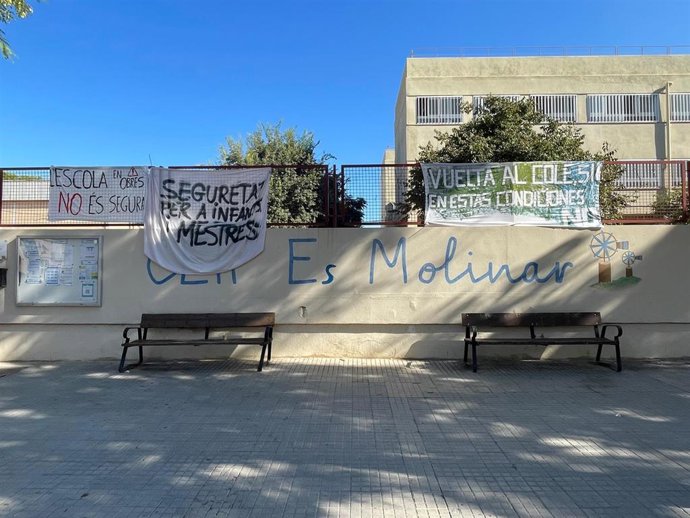 Pancartas de protesta en el CEIP es Molinar de Palma.