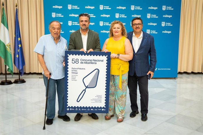 El concejal delegado del distrito, Carlos Conde, junto a la presidenta de la peña El Palustre, Carmen Peláez, ha informado hoy sobre la edición de este año.