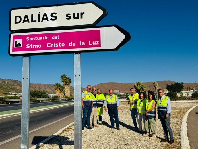 Señalización en la carretera A-358 de Dalías (Almería).