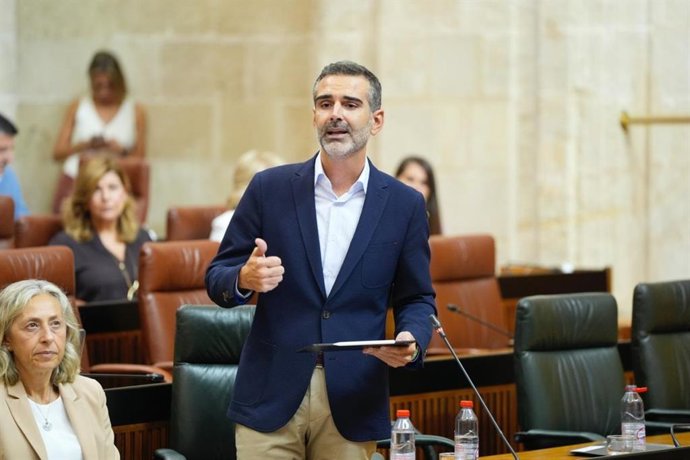 El consejero de Sostenibilidad, Medio Ambiente y Economía Azul de la Junta de Andalucía, Ramón Fernández-Pacheco, durante su intervención en el Parlamento de Andalucía.