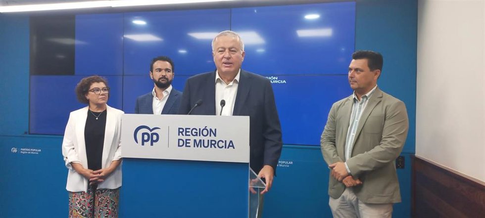 El secretario general del PP en la Región, José Miguel Luengo, los senadores Francisco Bernabé y Antonia López y el alcalde de La Unión, Joaquín Zapata