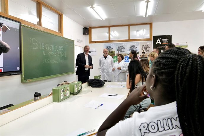 El presidente Azcón asiste al inicio de curso de Formación Profesional en el IES Rodanas de Épila.