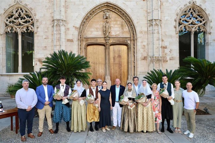 La presidenta del Govern, Marga Prohens, recibe a la comitiva de las Festes des Vermar de Binissalem en el Consolat de Mar.