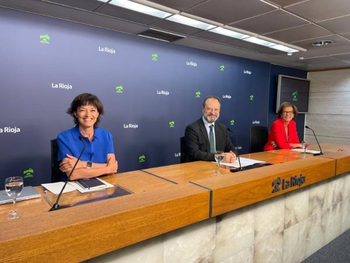 El gerente del Servicio Riojano de Salud (SERIS), Luis Ángel González, la gerente de Asistencia Hospitalaria, Corpus Gómez, y la gerente de Atención Primaria, Begoña Ganuza
