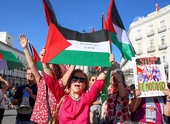 Imagen de recurso de personas con banderas de Palestina y pancartas piden el "fin del genocidio", durante una manifestación a favor de Palestina, en la Puerta del Sol