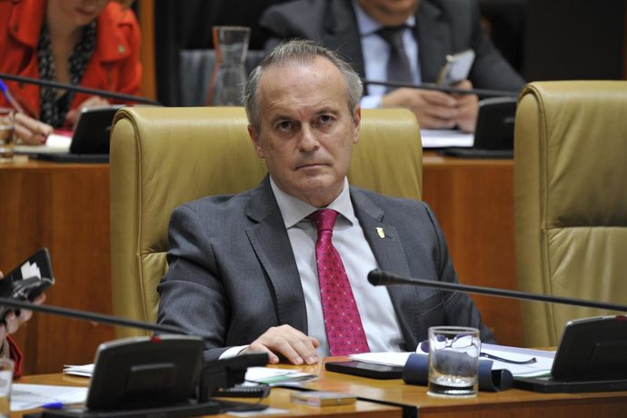 El consejero de Infraestructuras, Transporte y Vivienda de la Junta de Extremadura, Manuel Martín Castizo, en el pleno de la Asamblea