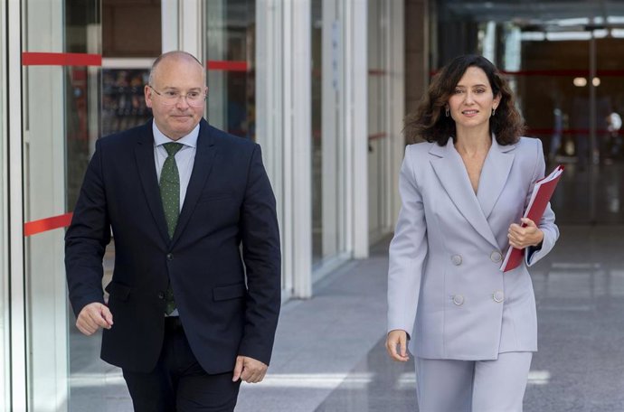 El secretario general del PP, Miguel Tellado, y la presidenta de la Comunidad de Madrid, Isabel Díaz Ayuso, a su llegada al Debate sobre el Estado de la Región, en la Asamblea de Madrid, a 11 de septiembre de 2025, en Madrid (España). 