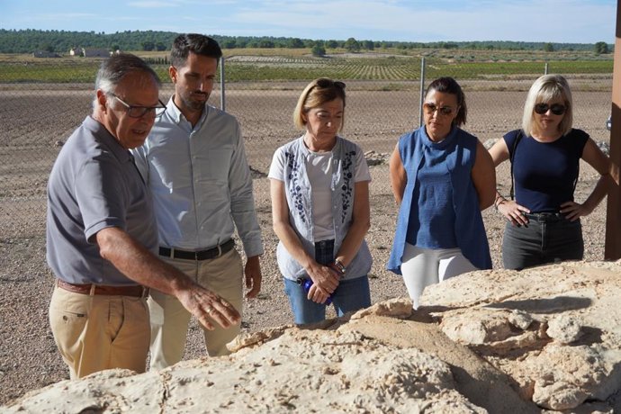 Visita del director general de Patrimonio Cultural, Patricio Sánchez, junto con la alcaldesa de Jumilla, Severa González, a los yacimientos del municipio