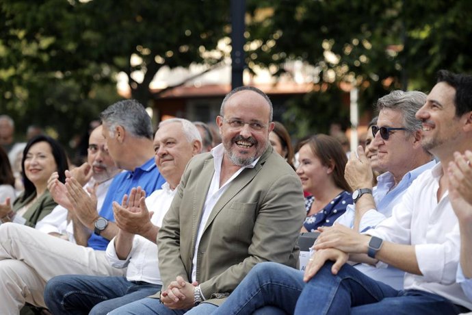 Archivo - El presidente del Partido Popular catalán, Alejandro Fernández (c), en una imagen de archivo.