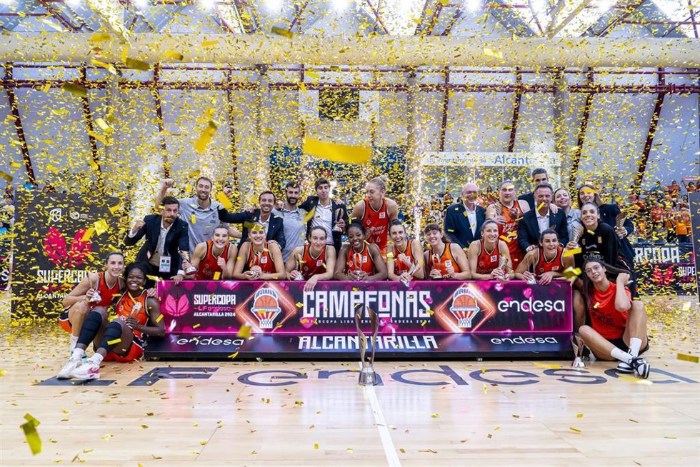 Archivo - Las jugadoras del Valencia Basket celebran su título de la Supercopa 2024