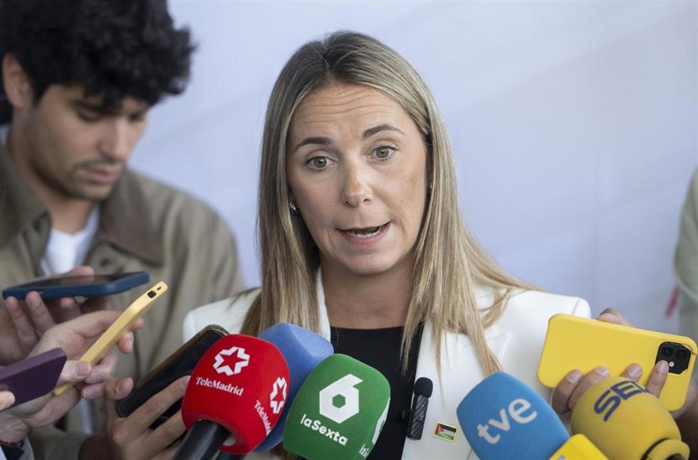 La portavoz del PSOE en el Congreso, Mar Espinar, atiende a los medios a su llegada al Debate sobre el Estado de la Región, en la Asamblea de Madrid, a 11 de septiembre de 2025, en Madrid (España). La Asamblea de Madrid acoge hoy y mañana, 11 y 12 de se