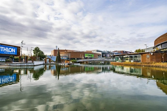 Archivo - Lago de Puerto Venecia, con zona comercial al fondo.