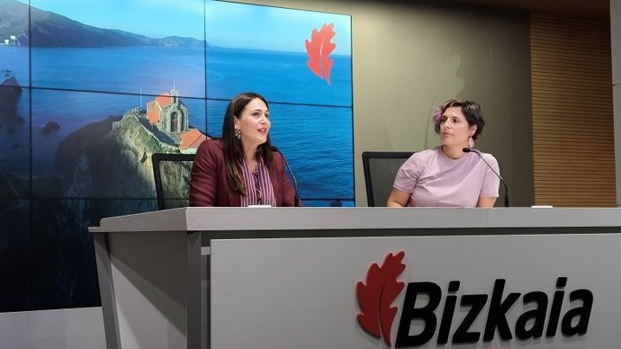 Las diputadas Leixuri Arrizabalaga y Arantza Atutxa en la rueda de prensa posterior al Consejo de Gobierno de la Diputación de Bizkaia, en Bilbao.