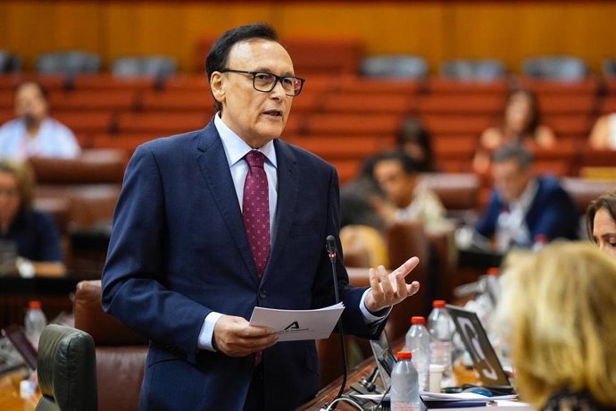 El consejero de Universidad, Investigación e Innovación, José Carlos Gómez Villamandos, en pleno parlamentario a fecha de 11 de septiembre de 2025.