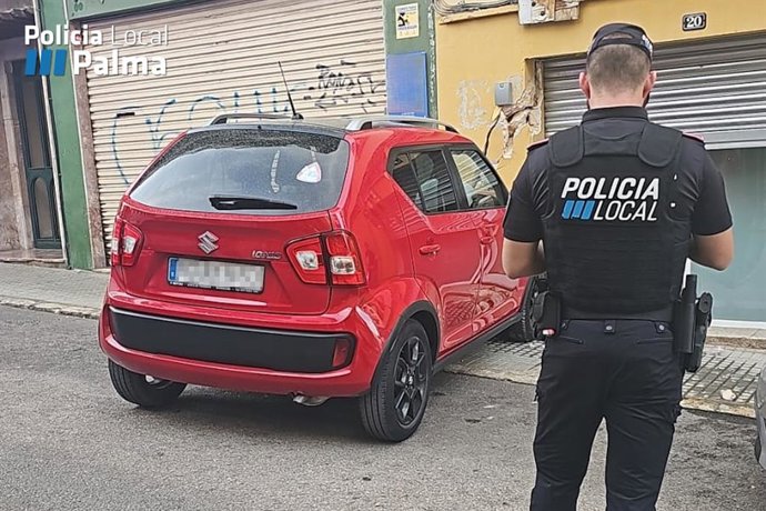 El coche que chocó contra el edificio de enfrente al salir de un garaje en Palma.