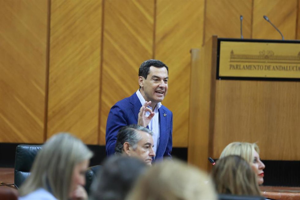 El presidente de la Junta de Andalucía, Juanma Moreno, este jueves en el Pleno del Parlamento durante su respuesta al portavoz del Grupo Mixto-Adelante Andalucía, José Ignacio García.
