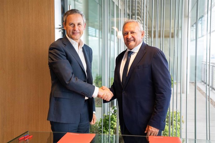 El director de Clientes, Rentabilidad e Instituciones de Santander España, Javier Cortadellas, y el presidente de Cooperativas Agro-alimentarias de España, Ángel Villafranca.