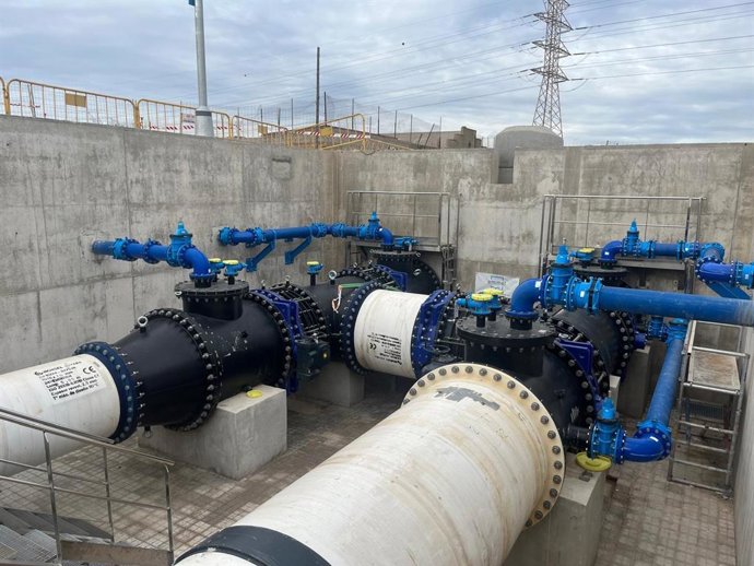 Archivo - Arxiu - Imatge d'arxiu de canonades per a subministrar aigua potable a València i la seua àrea metropolitana.