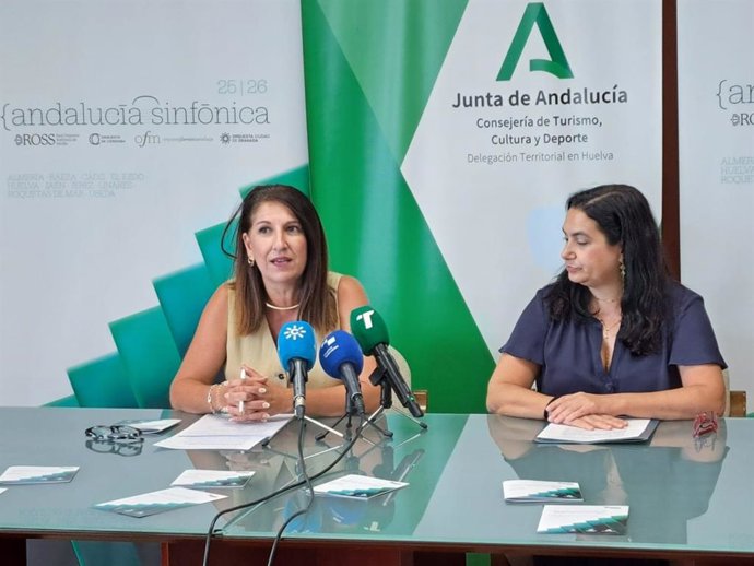 La delegada de Cultura y Deporte de la Junta en Huelva, Teresa Herrera (izquierda), y  Sara Rodríguez, en representación de la Fundación Unicaja,