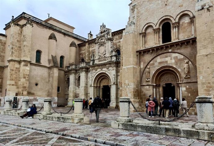 Archivo - Varios turistas en la entrada de la Real Colegiata de San Isidoro de León, uno de los monumentos más visitados de la ciudad.