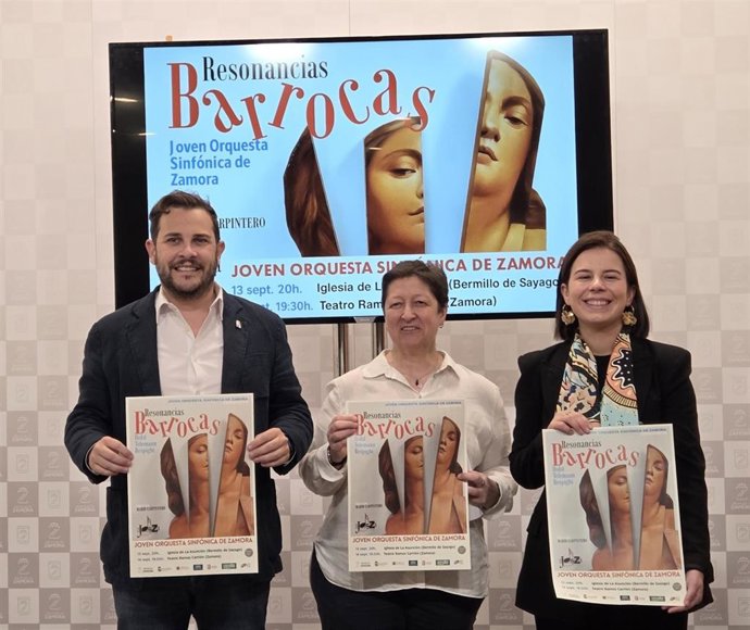 El vicepresidente primero de la Diputación de Zamora, Víctor López de la Parte; la presidenta de la Joven Orquesta Sinfónica de Zamora, Clementina Formariz; y la técnico de comunicación de Caja Rural de Zamora, Laura Huertos.