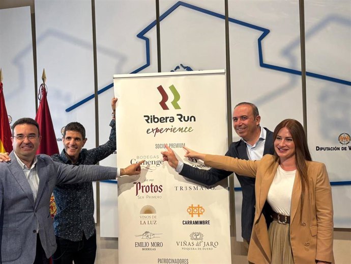 El alcalde de Peñafiel, Roberto Díez; el director de la prueba, José Antonio de Pablo; el vicepresidente de la Diputación, Victor Alonso; y la diputada de Educación y Cultura, Yolanda Burgoa.