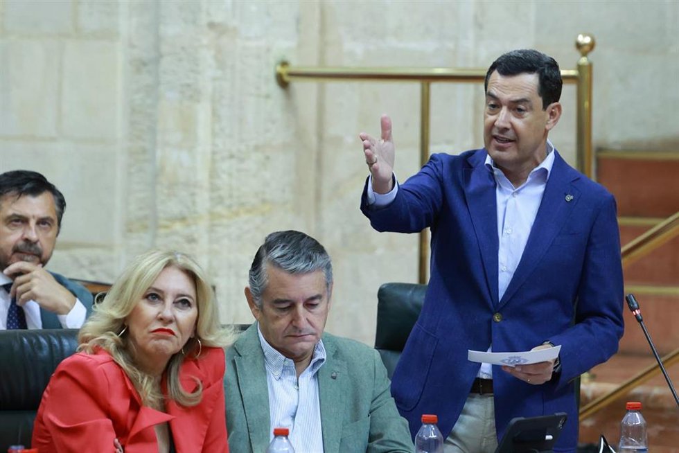 El presidente de la Junta, Juanma Moreno, en la sesión plenaria de este jueves en la Cámara autonómica.