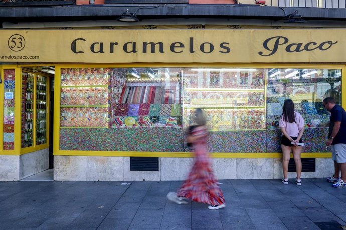 Archivo - Escaparate de una tienda de chuches, a 6 de agosto de 2023, en Madrid (España). 