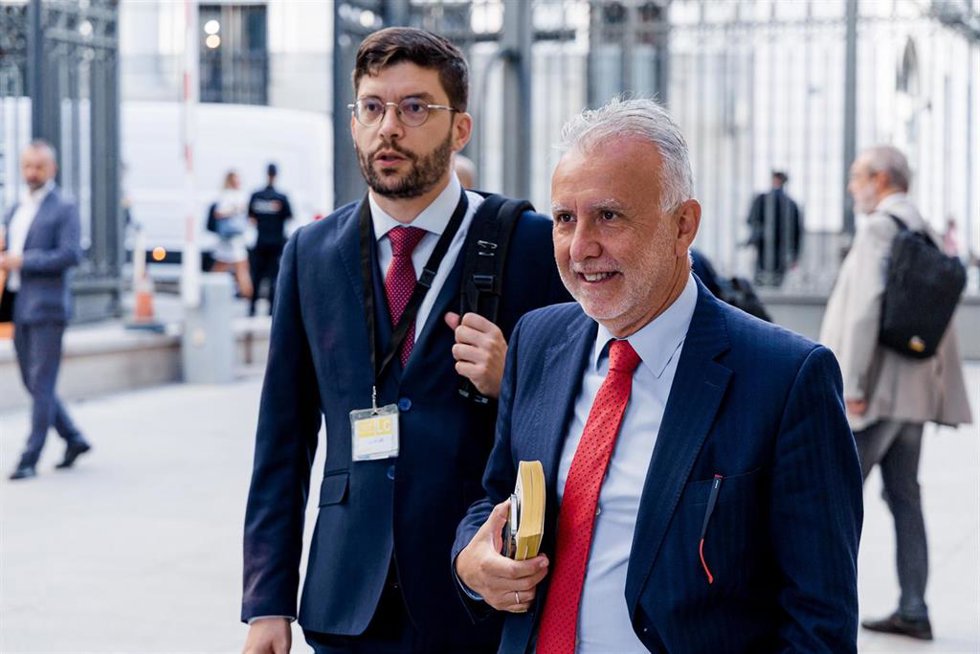 El ministro de Política Territorial, Ángel Víctor Torres, llega a un pleno en el Congreso de los Diputados, a 10 de septiembre de 2025, en Madrid (España). El Pleno del Congreso debate y vota  las enmiendas de totalidad que PP, Vox y Junts han presentad