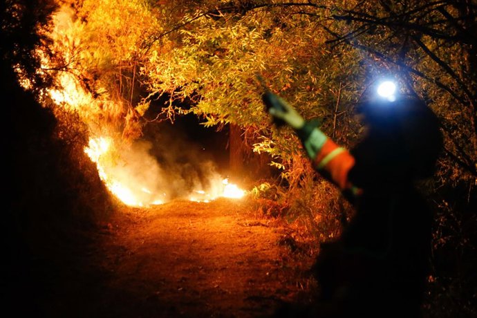 Un bombero trabaja para la extinción del incendio, a 25 de agosto de 2025, en A Pobra de Brollón, Lugo, Galicia (España). Un incendio en el municipio lucense de A Pobra do Brollón, originado en la parroquia de Abrence, ha obligado a declarar la situación 