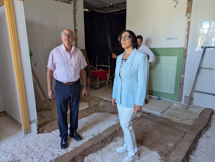 La delegada de Desarrollo Educativo y Formación Profesional de la Junta en Granada, María José Martín Gómez, ha visitado las obras de reforma que se ejecutan en el CEIP Sierra Nevada.