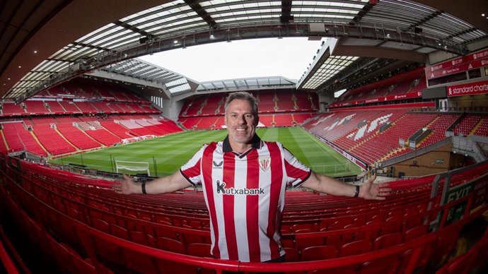 El ex central inglés del Liverpool Jamie Carragher posando con la camiseta del Athletic Club en Anfield.