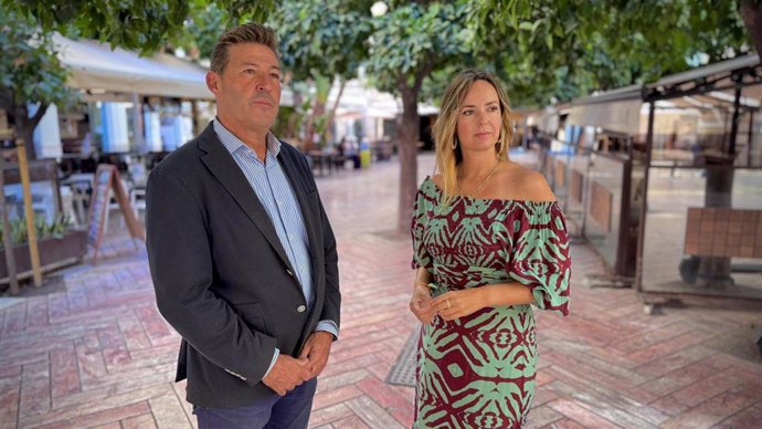 El portavoz de Vox en el Ayuntamiento de Málaga, Antonio Alcázar, junto a la portavoz adjunta de la formación, Yolanda Gómez.