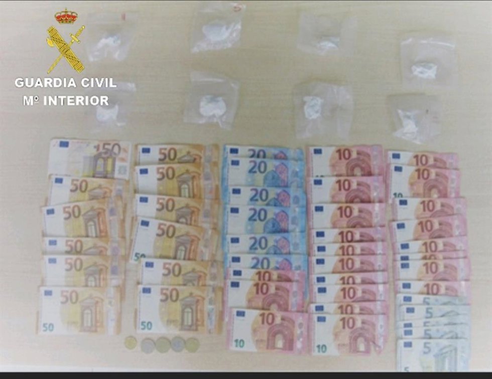 Droga y dinero intervenido a un vecino de Cambados (Pontevedra) que fue interceptado en un control de la Guardia Civil cuando circulaba en coche por Meis.