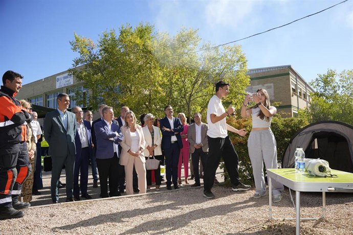 Alumnos del IES 'Fernando Zóbel' de Cuenca exhiben ante el presidente, Pedro Sánchez, sus conocimientos en Emergencias y Protección Civil.