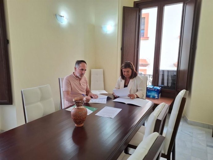 La delegada de Justicia, Administración Local y Función Pública en Huelva, Carmen Céspedes, en una reunión con el alcalde de Almonaster la Real, Jacinto Vázquez.