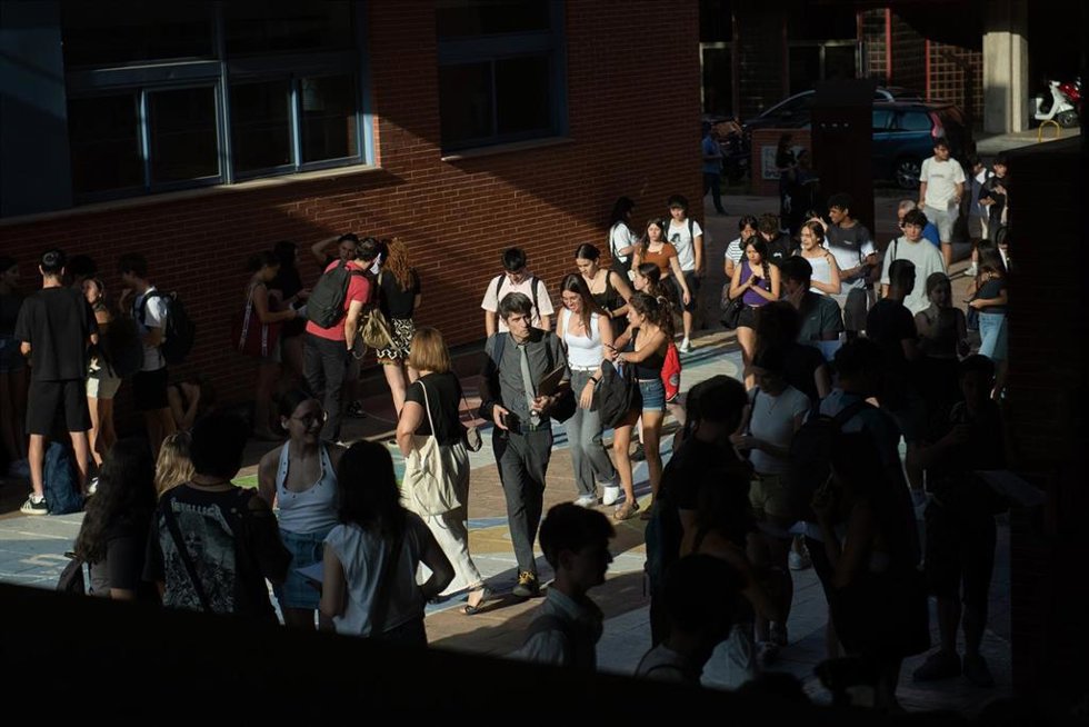 Archivo - Varios alumnos antes del primer examen de la primera jornada de la convocatoria extraordinaria de la PAU, en la Facultad de Ciencias Químicas de la Universidad Complutense de Madrid, a 1 de julio de 2025, en Madrid (España).