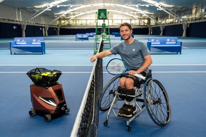 El tenista británico Alfie Hewett con la maquina lanzapelotas Signature Shot de Lexus