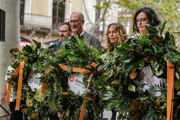 El presidente de Òmnium Cultural, Xavier Antich, en la ofrenda al monumento a Rafael Casanoves por la Diada de Catalunya